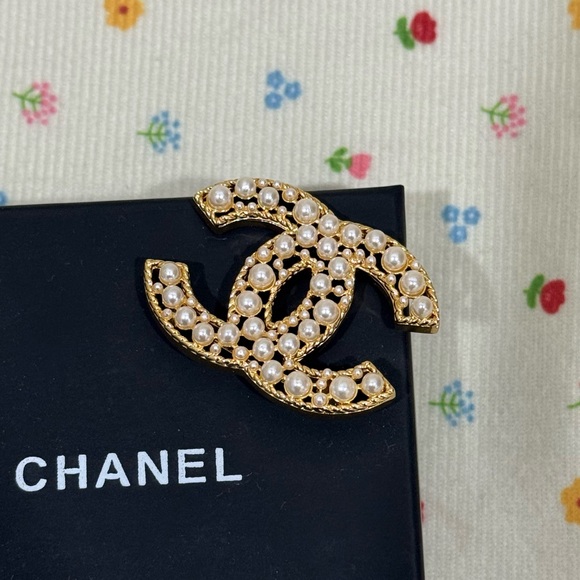 Meet the Posher Jewelry - Chanel Women's Pearl Brooch